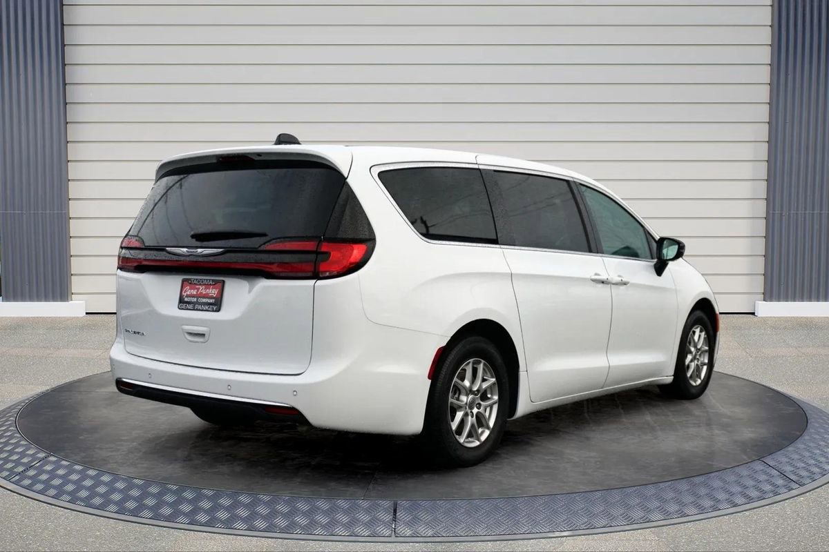 Used 2024 Chrysler Pacifica Touring-L FWD image 7