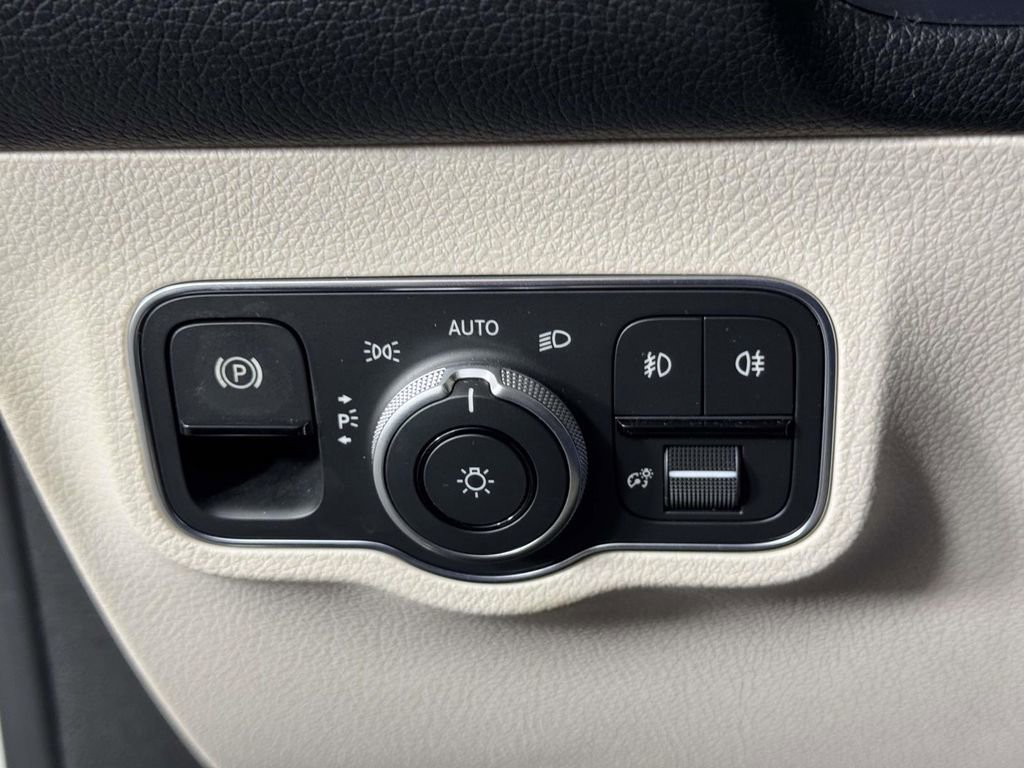 Used 2021 Mercedes-Benz GLB 250 4MATIC image 18