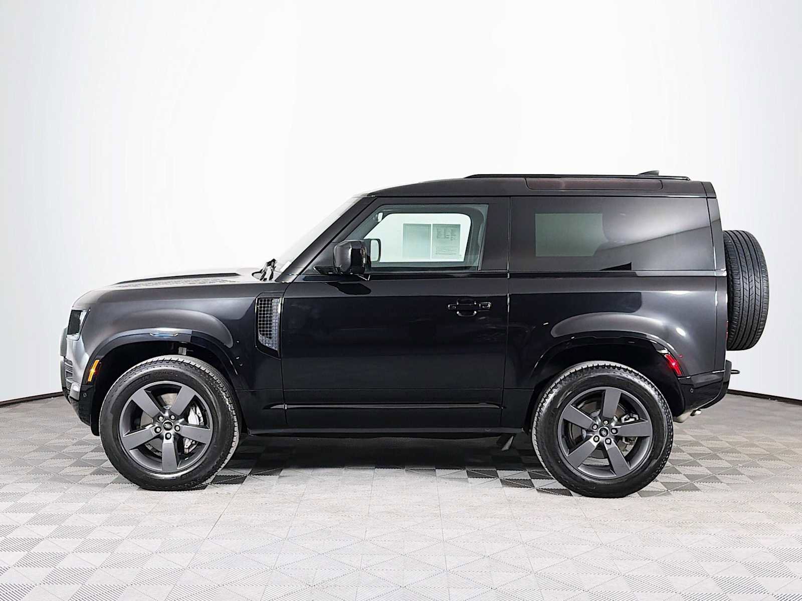 Used 2025 Land Rover Defender 90 X-Dynamic SE image 8