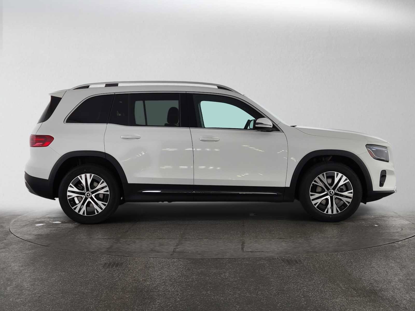 New 2026 Mercedes-Benz GLB 250 image 2