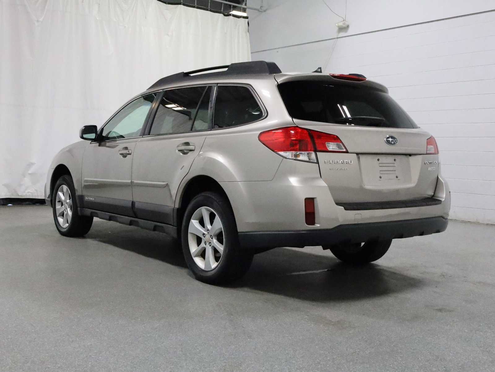 Used 2014 Subaru Outback 2.5i Premium AWD/4WD image 3