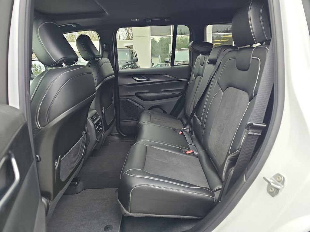 New 2025 Jeep Grand Cherokee Altitude image 27