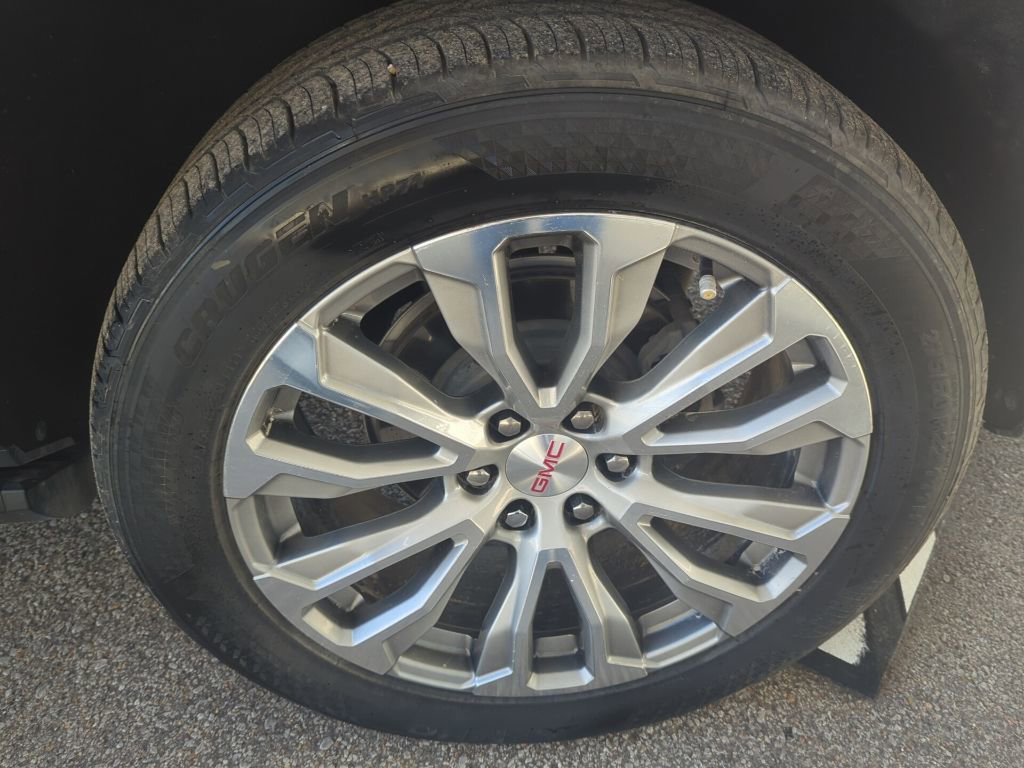 Used 2021 GMC Yukon Denali w/ Denali Premium Package image 8