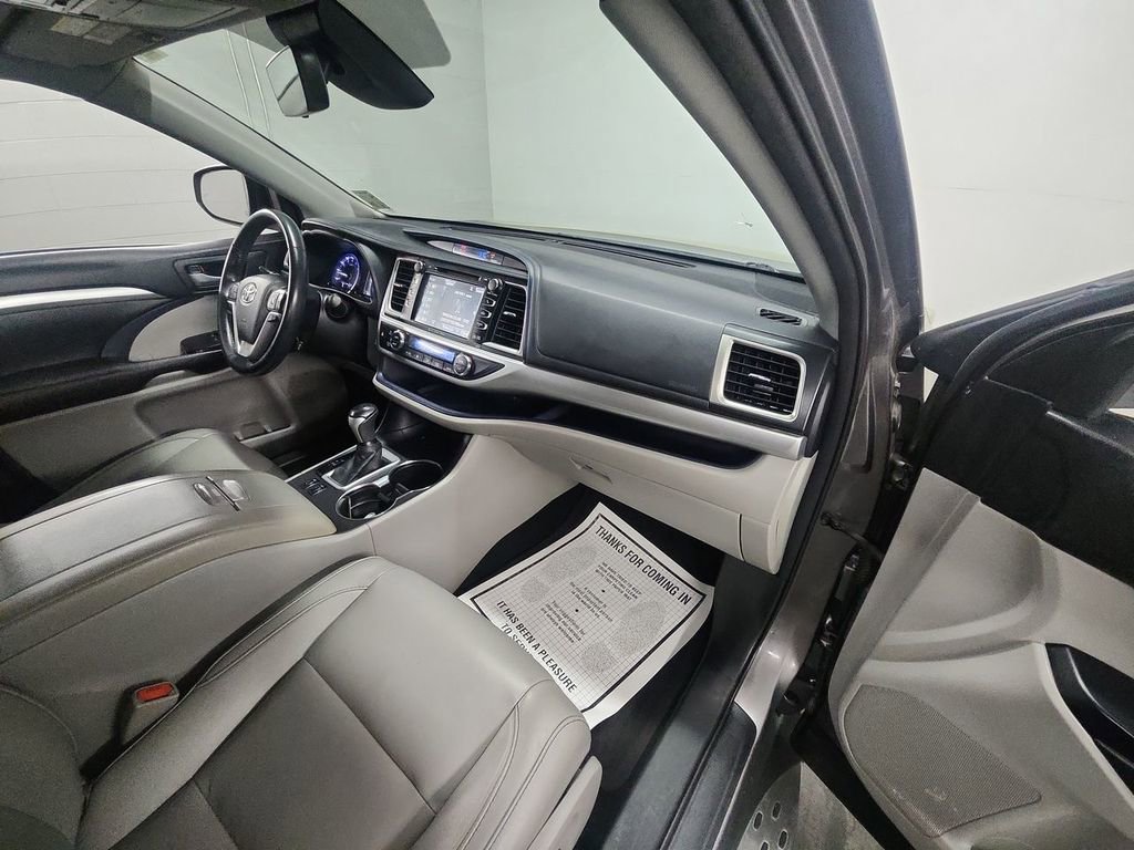 Used 2017 Toyota Highlander XLE image 28