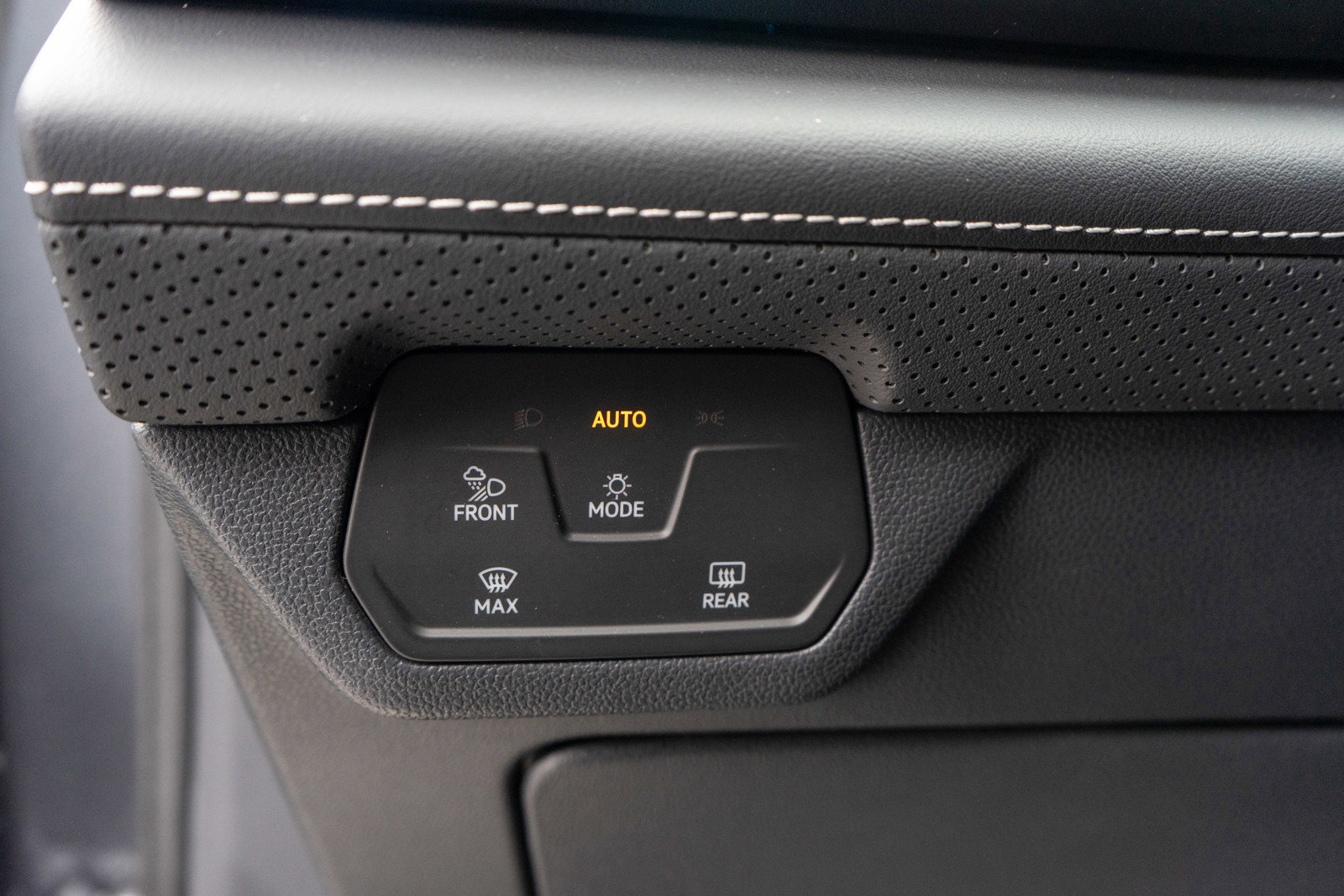 Used 2025 Volkswagen Atlas SE image 16