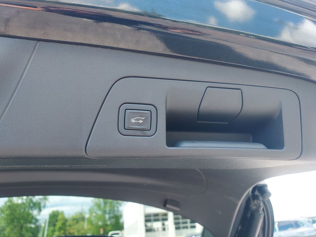 Used 2023 Buick Envision Avenir AWD/4WD image 32
