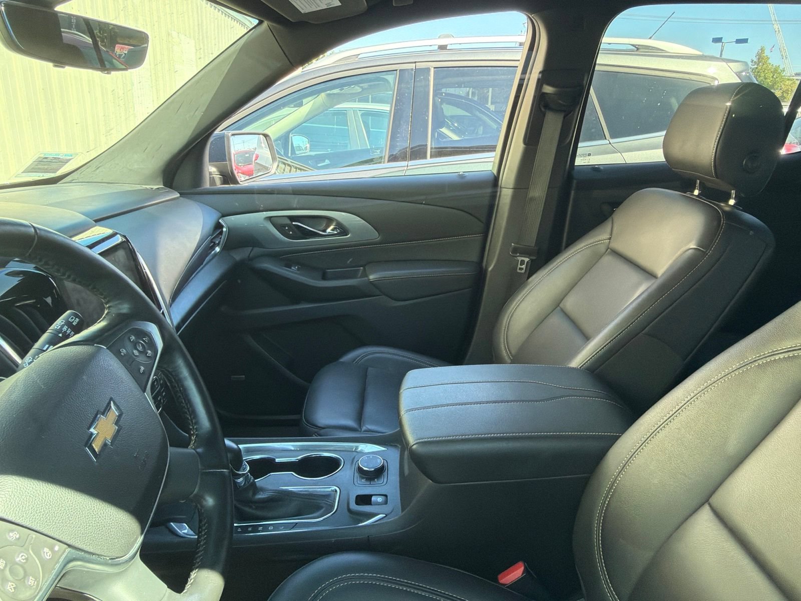 Used 2022 Chevrolet Traverse LT w/ LT Premium Package AWD/4WD image 2