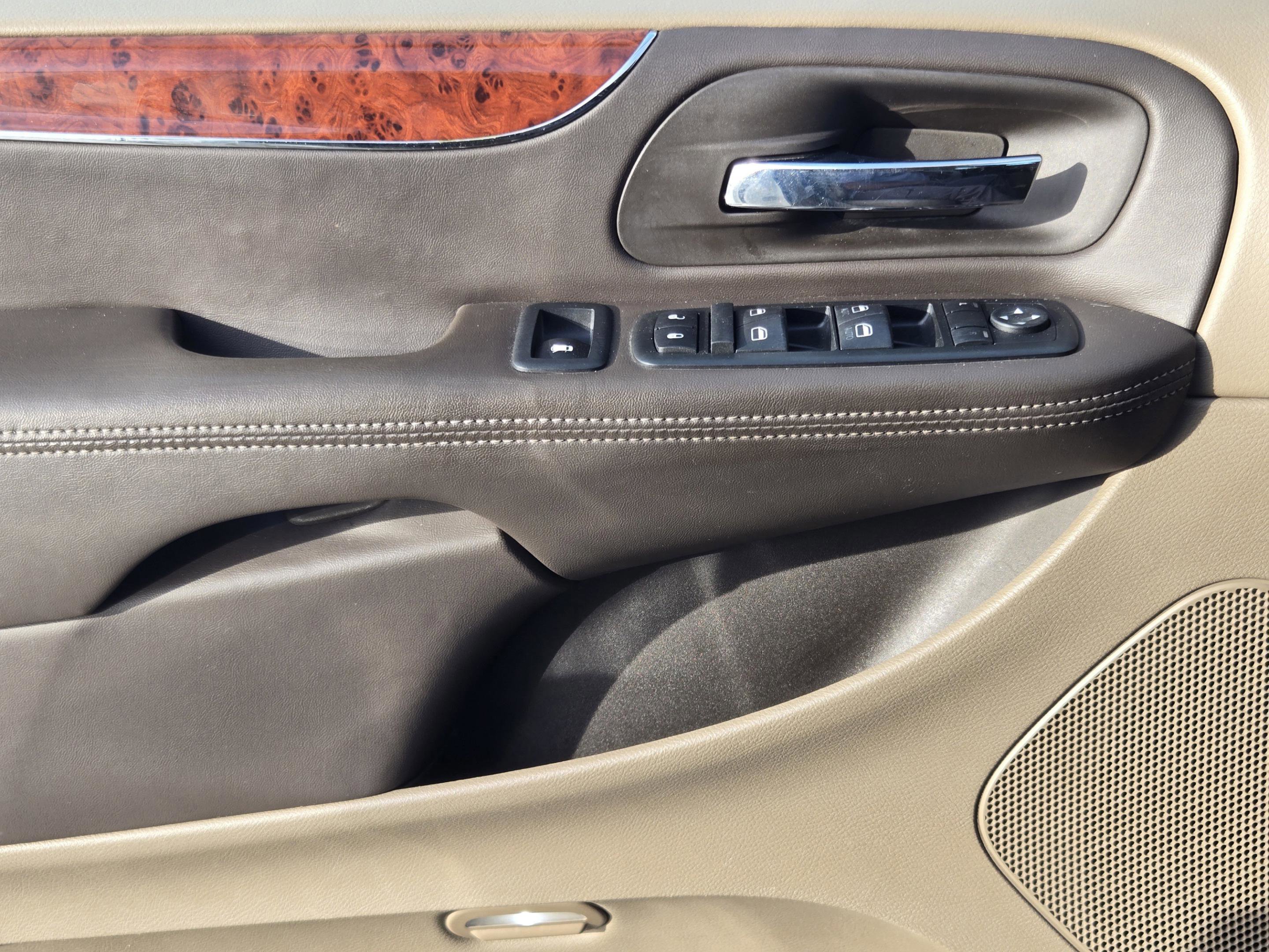Used 2013 Chrysler Town & Country Touring-L w/ Driver Convenience Group FWD image 18