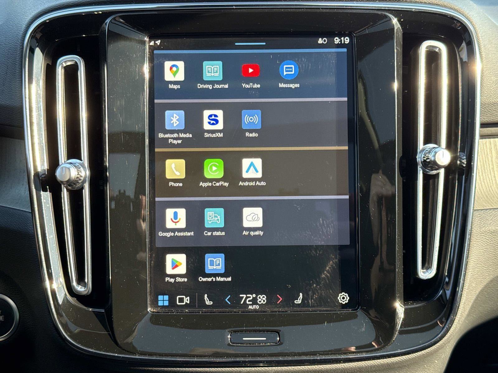 Used 2024 Volvo XC40 B5 Plus image 4