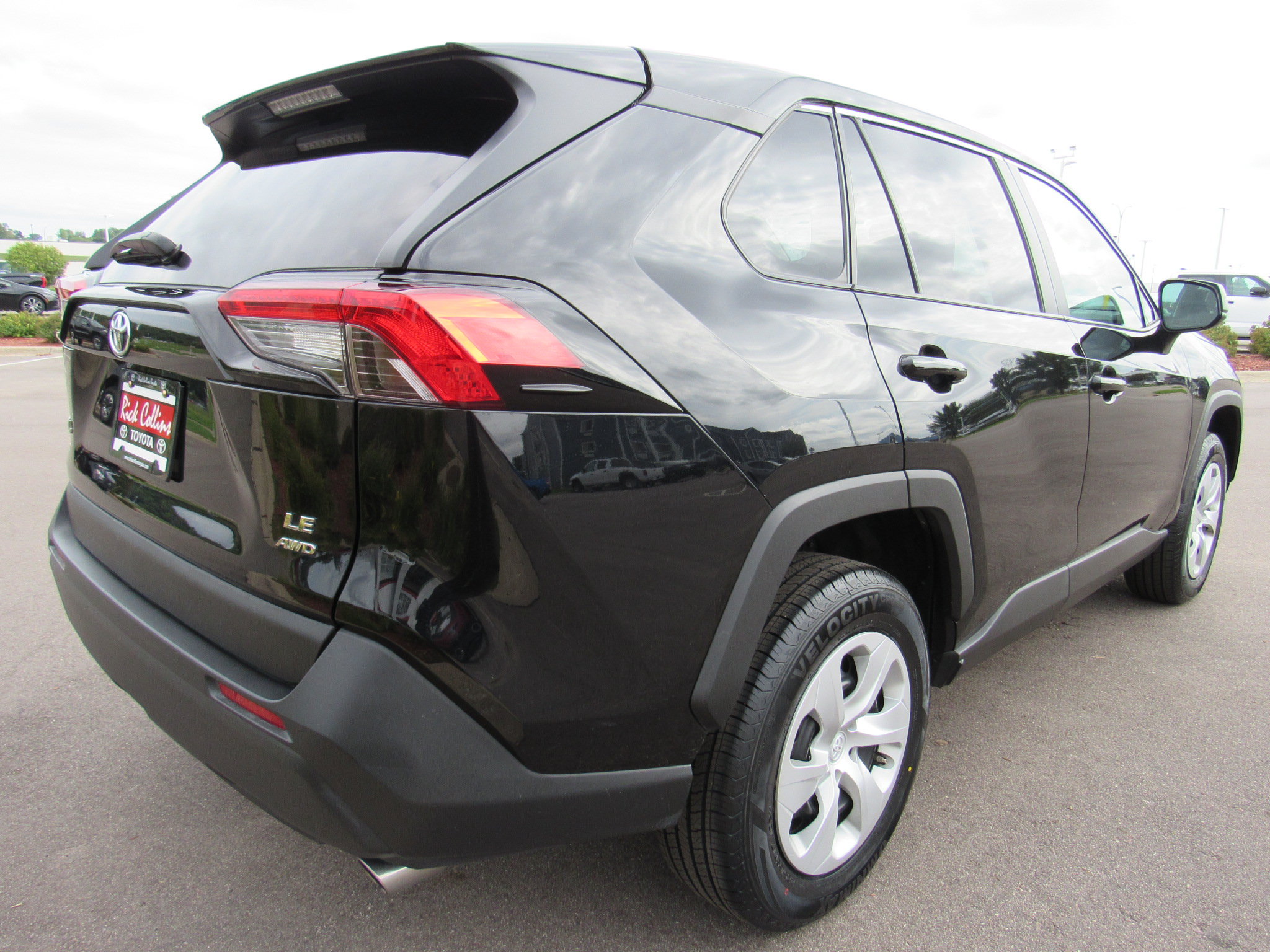 Used 2025 Toyota RAV4 LE AWD/4WD image 6