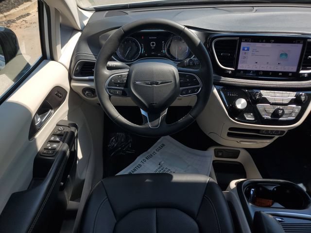 Used 2024 Chrysler Pacifica Touring-L AWD/4WD image 16