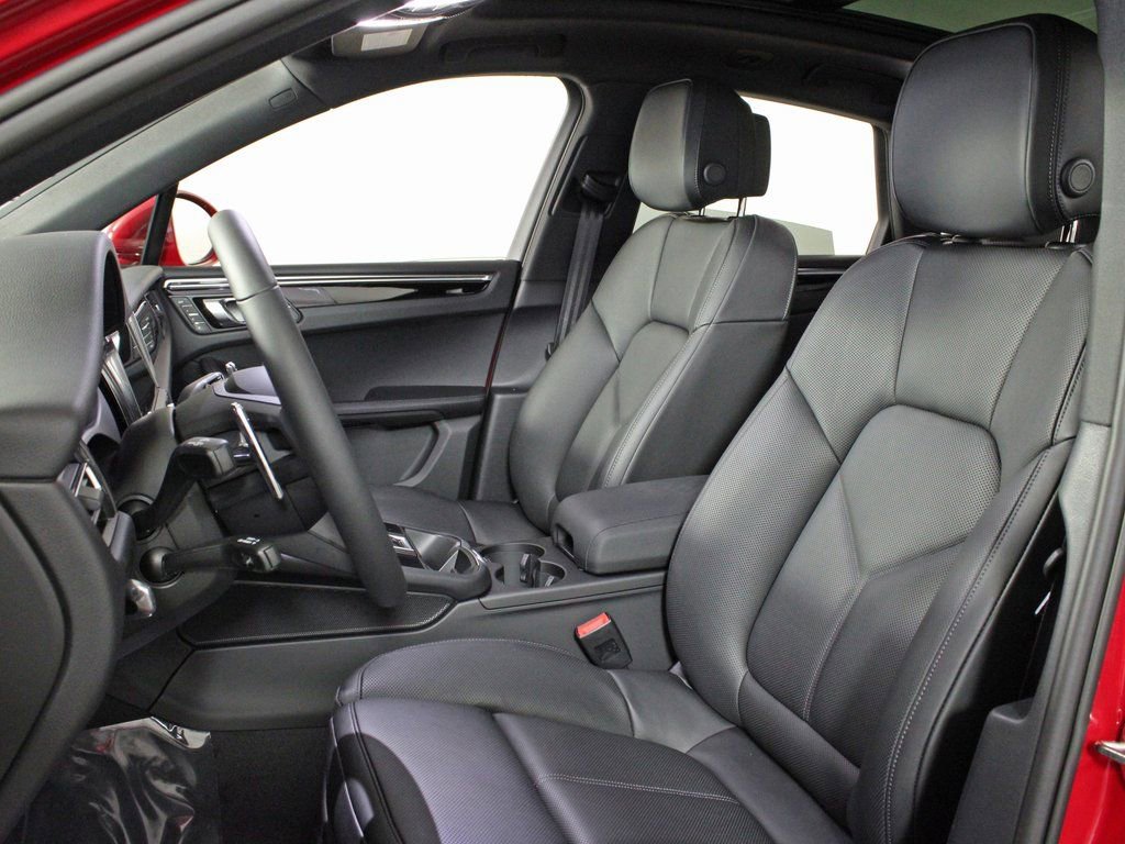 Certified 2025 Porsche Macan image 5