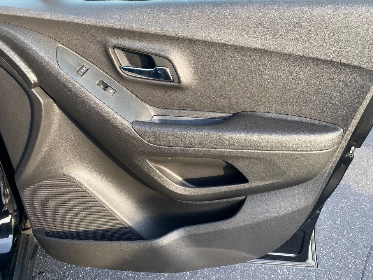 Used 2017 Chevrolet Trax LT image 29