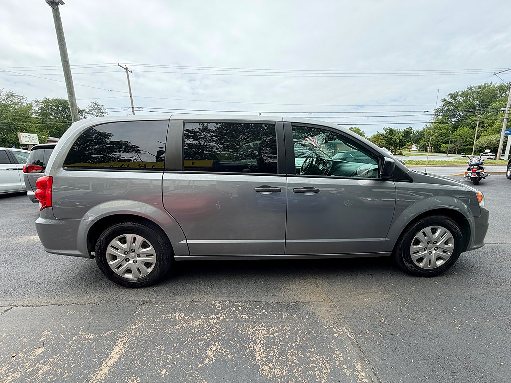 Used 2019 Dodge Grand Caravan SE w/ UConnect Hands-Free Group FWD image 4