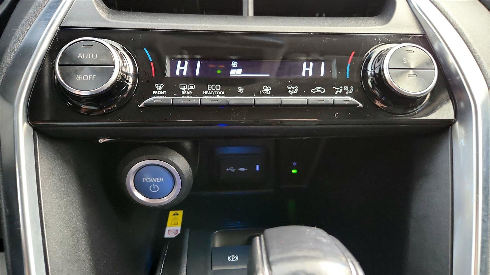 Used 2021 Toyota Venza LE w/ Carpet Mat Package (TMS) image 30