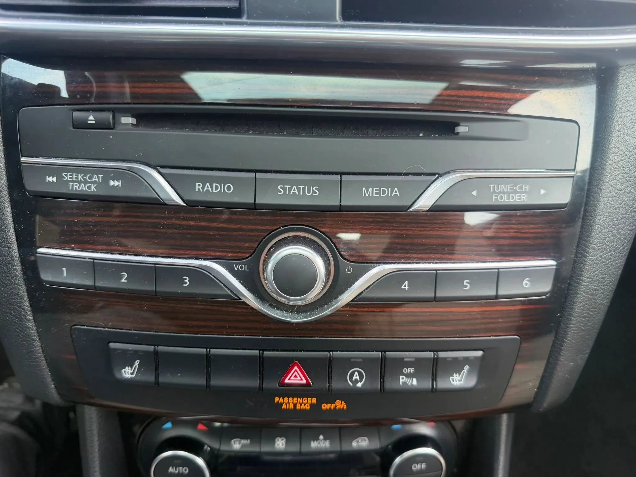 Used 2018 INFINITI QX30 AWD w/ Dark Wood Package image 21