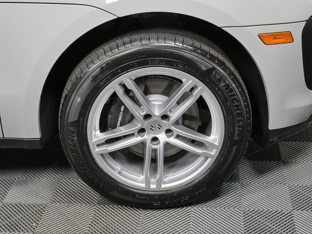 Certified 2026 Porsche Macan Turbo AWD/4WD image 37