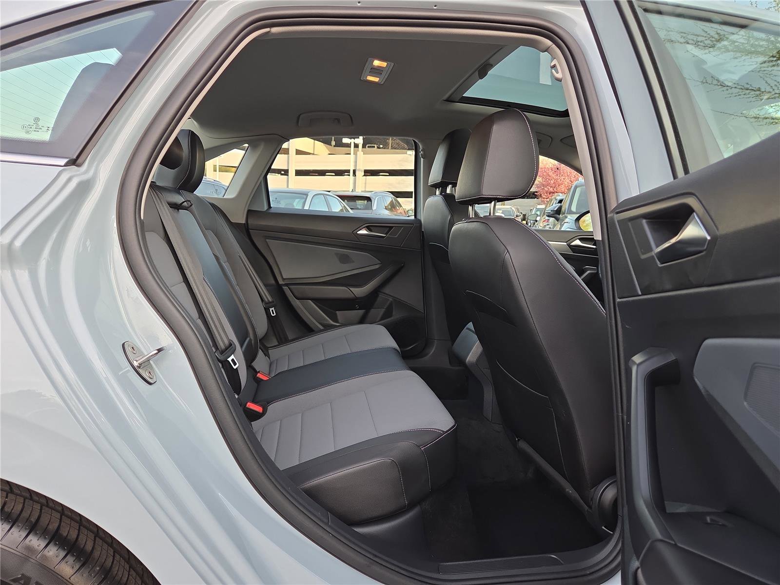 Used 2025 Volkswagen Jetta SE w/ Sunroof Package image 27