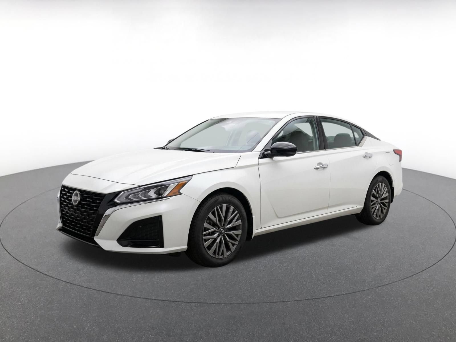 Used 2025 Nissan Altima 2.5 SV FWD image 3