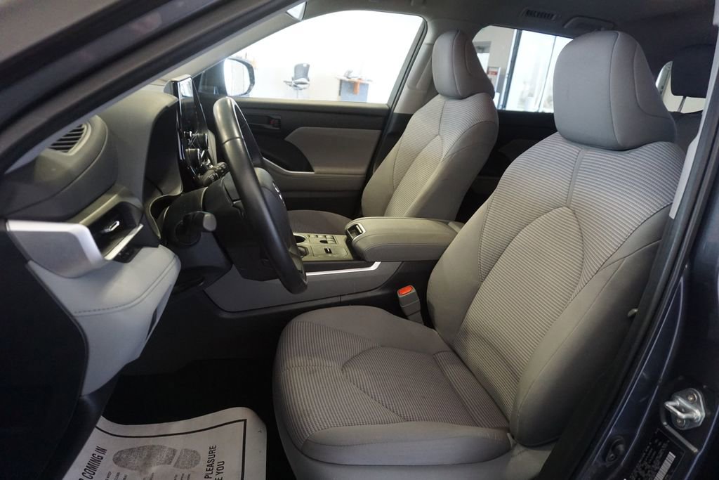 Used 2023 Toyota Highlander LE image 17