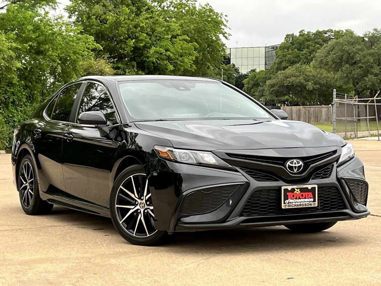 Used 2023 Toyota Camry SE w/ Audio Upgrade Package FWD image 2