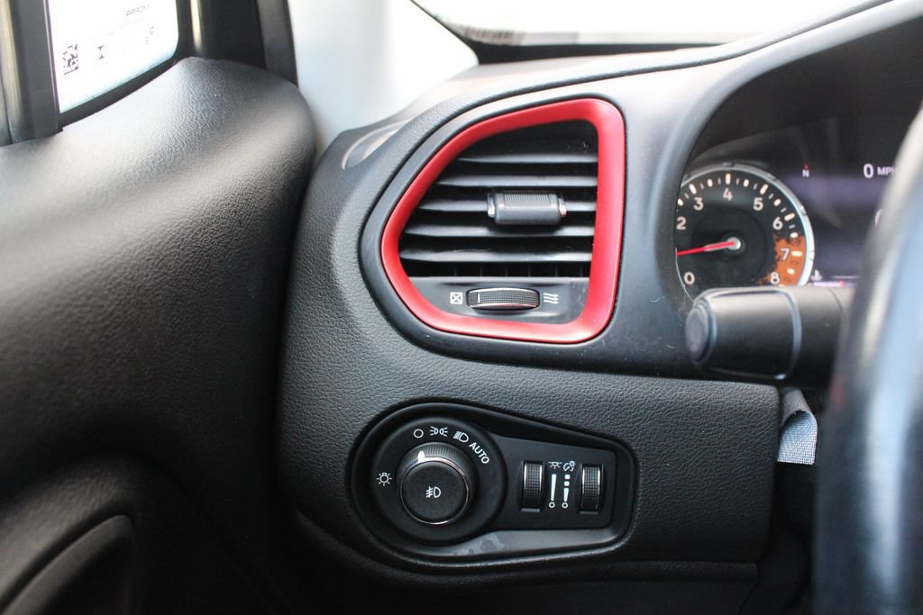 Used 2016 Jeep Renegade Trailhawk w/ Premium Trailhawk Package AWD/4WD image 8