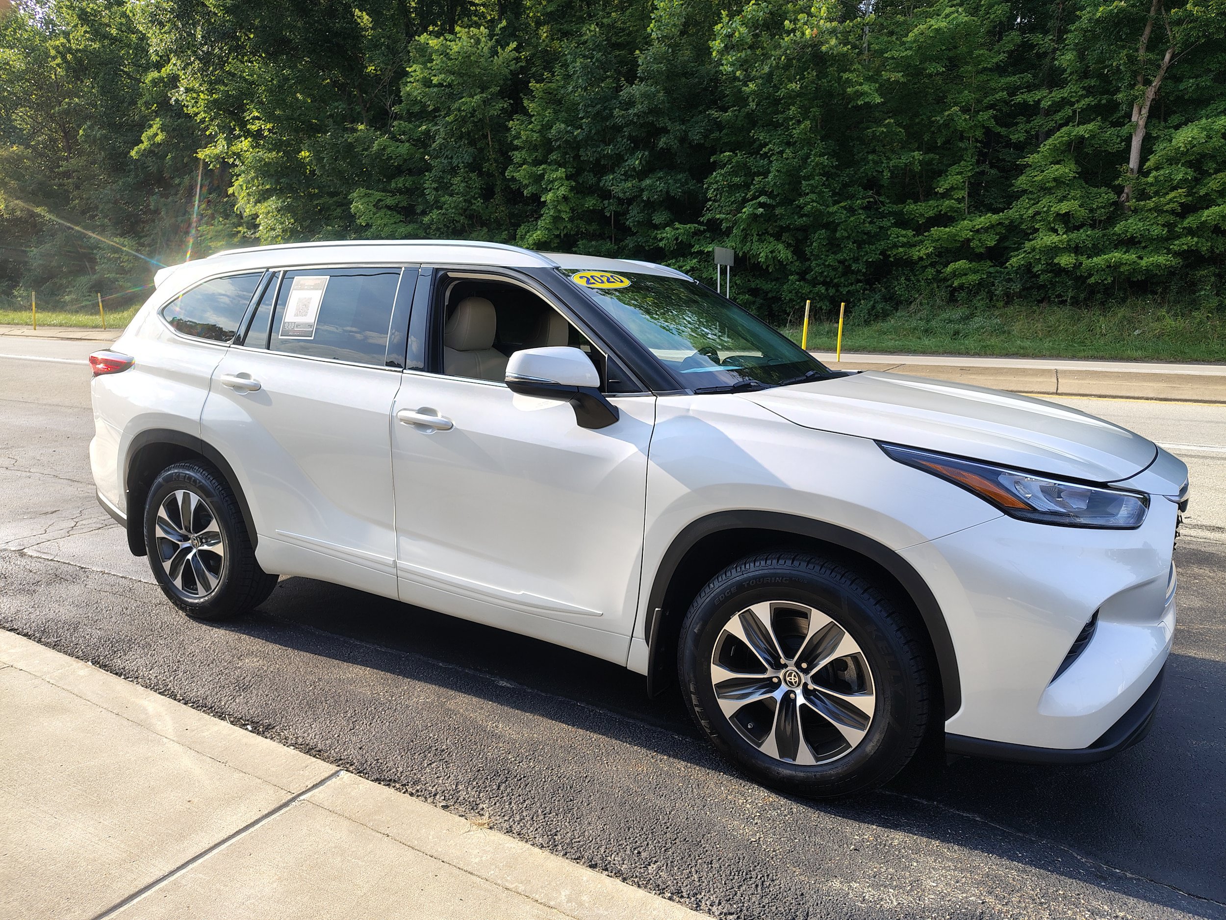 Used 2020 Toyota Highlander XLE AWD/4WD image 4