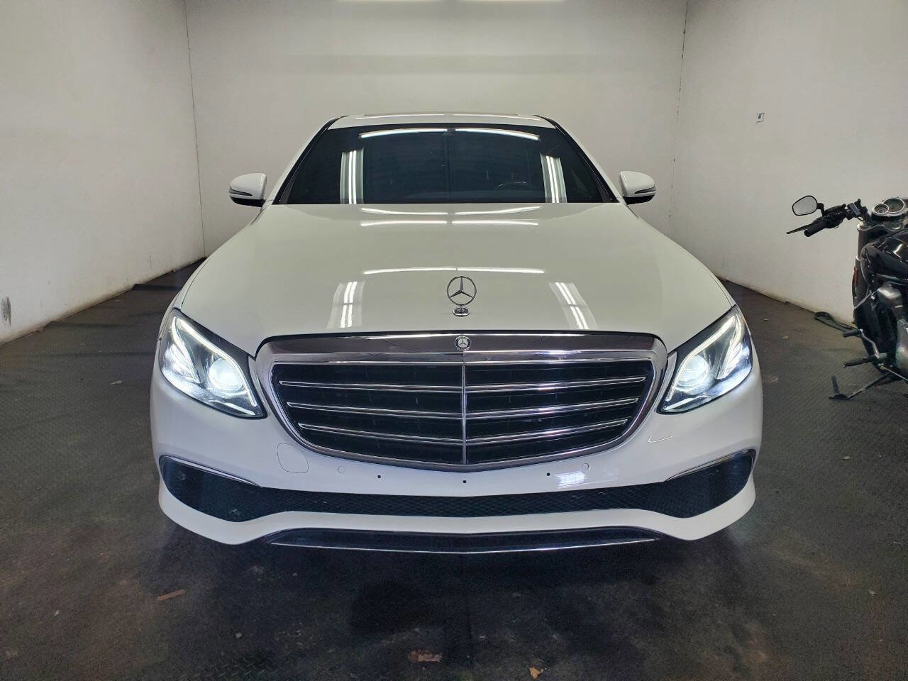 Used 2017 Mercedes-Benz E 300 4MATIC image 2