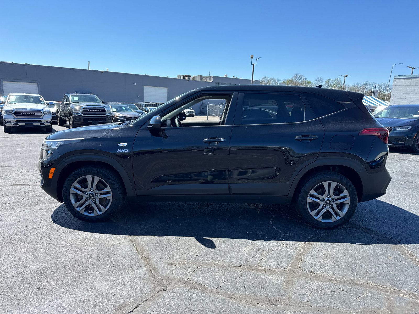 Used 2023 Kia Seltos LX image 3