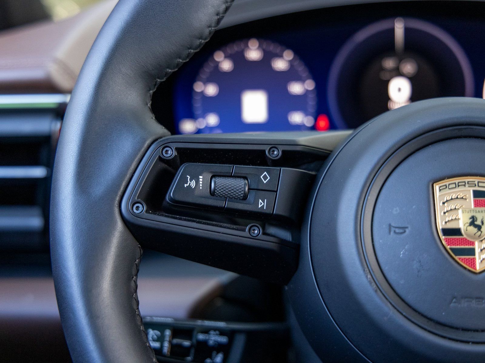 Certified 2025 Porsche Macan 4 Electric image 29