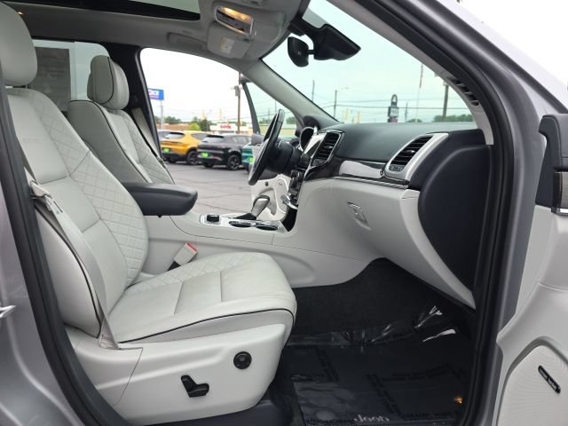 Used 2020 Jeep Grand Cherokee Summit AWD/4WD image 36