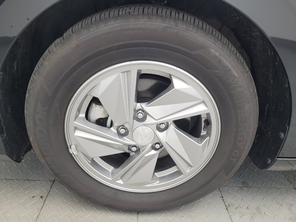 Used 2025 Hyundai Elantra SE FWD image 31