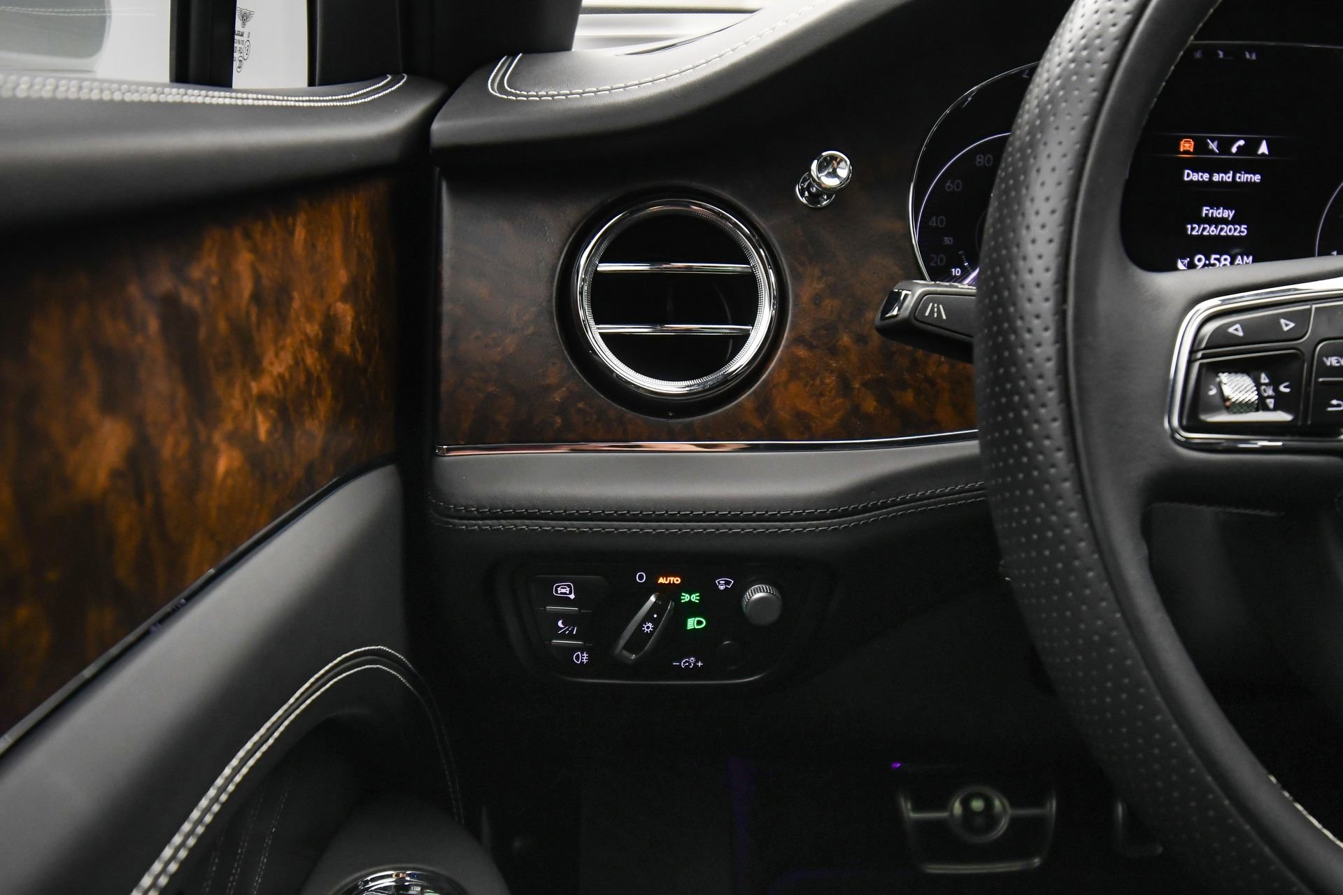 Used 2023 Bentley Bentayga Extended Wheelbase image 36