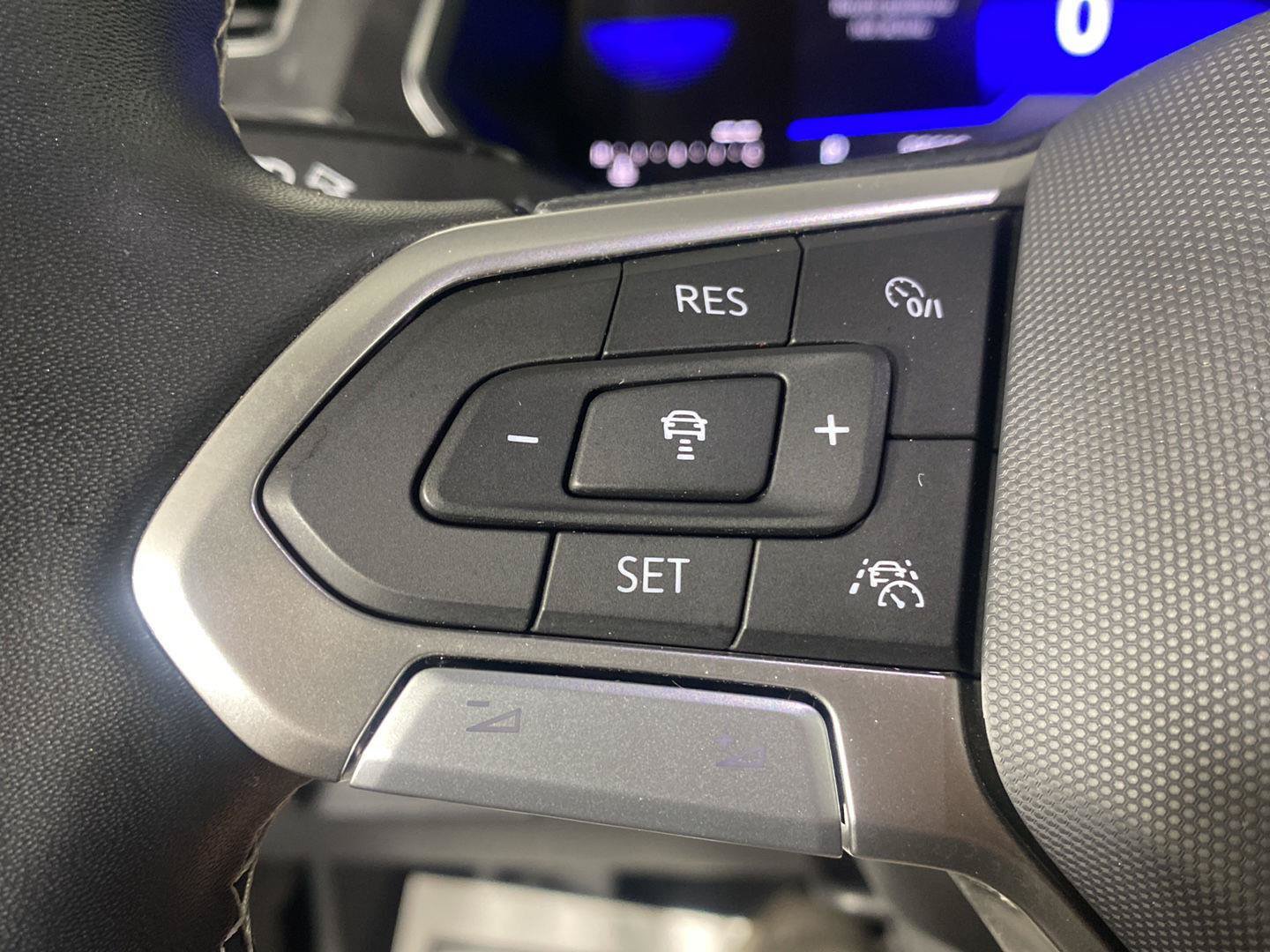 Used 2023 Volkswagen Tiguan SE AWD/4WD image 12