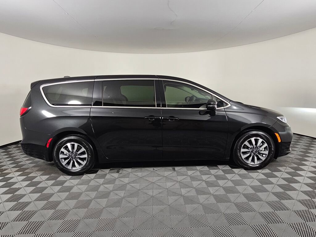 Used 2022 Chrysler Pacifica Touring-L image 2