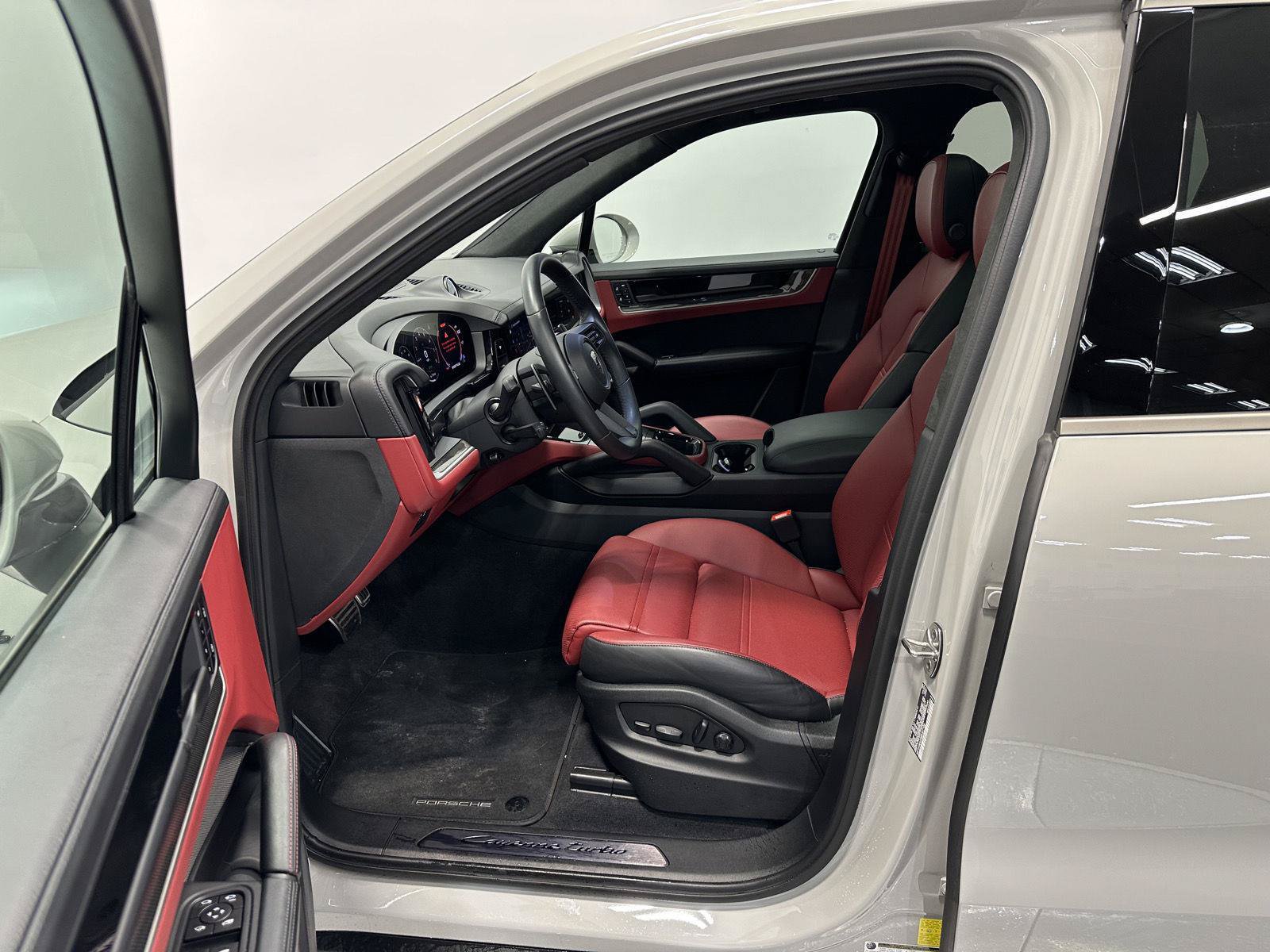 Certified 2025 Porsche Cayenne Turbo AWD/4WD image 18