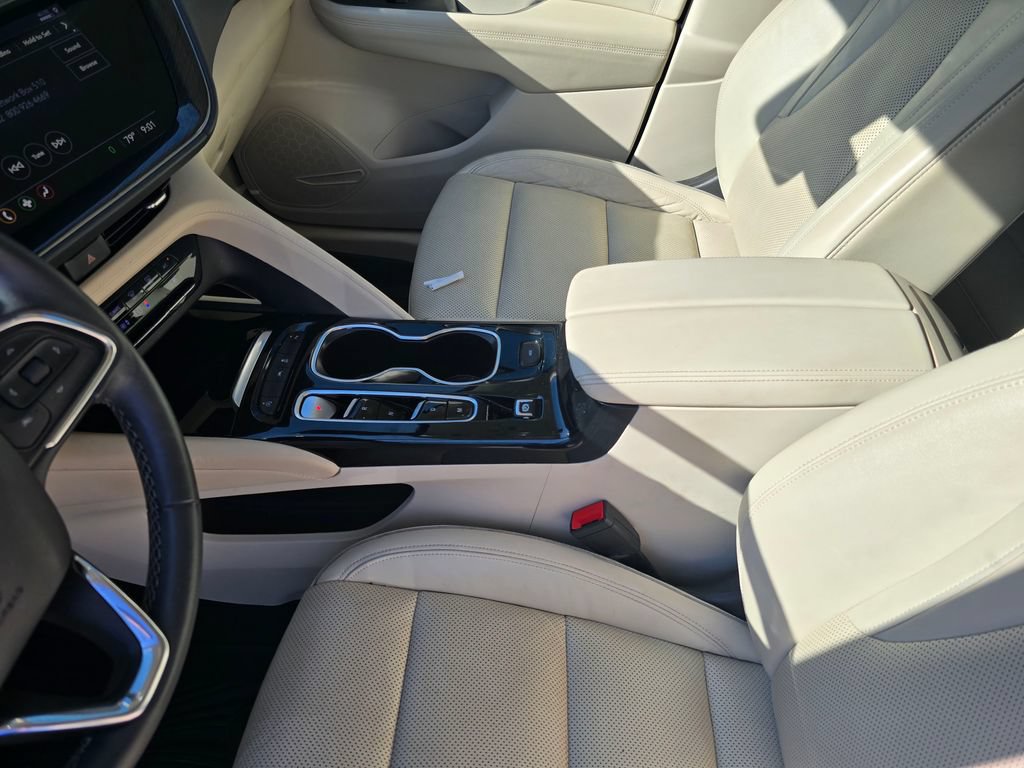 Certified 2021 Buick Envision Essence FWD image 29