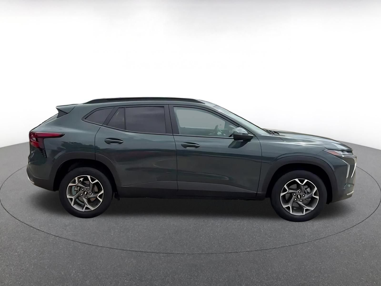 Used 2025 Chevrolet Trax LT FWD image 16