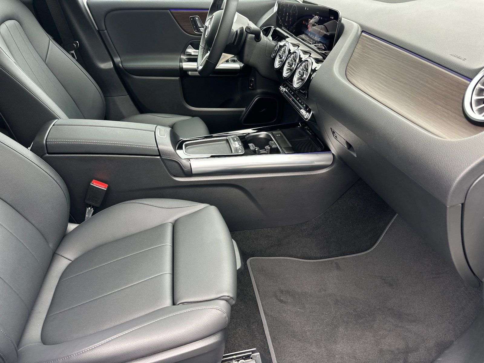 Used 2025 Mercedes-Benz GLA 250 4MATIC image 16