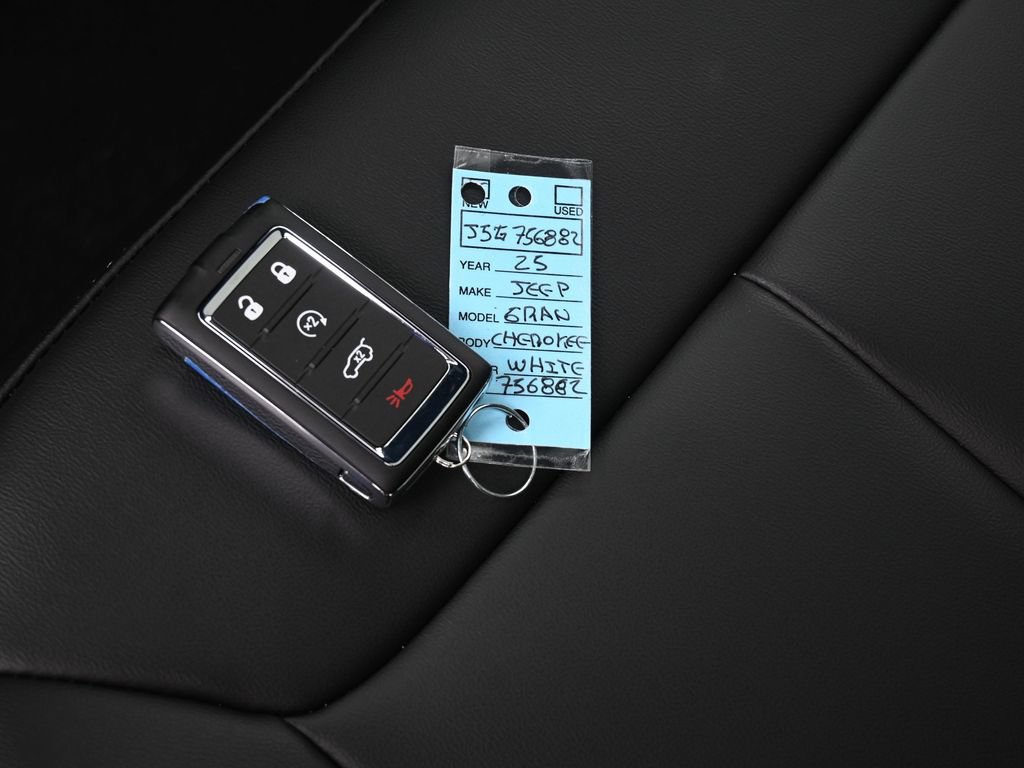 Used 2025 Jeep Grand Cherokee L Limited w/ Black Appearance Package AWD/4WD image 19