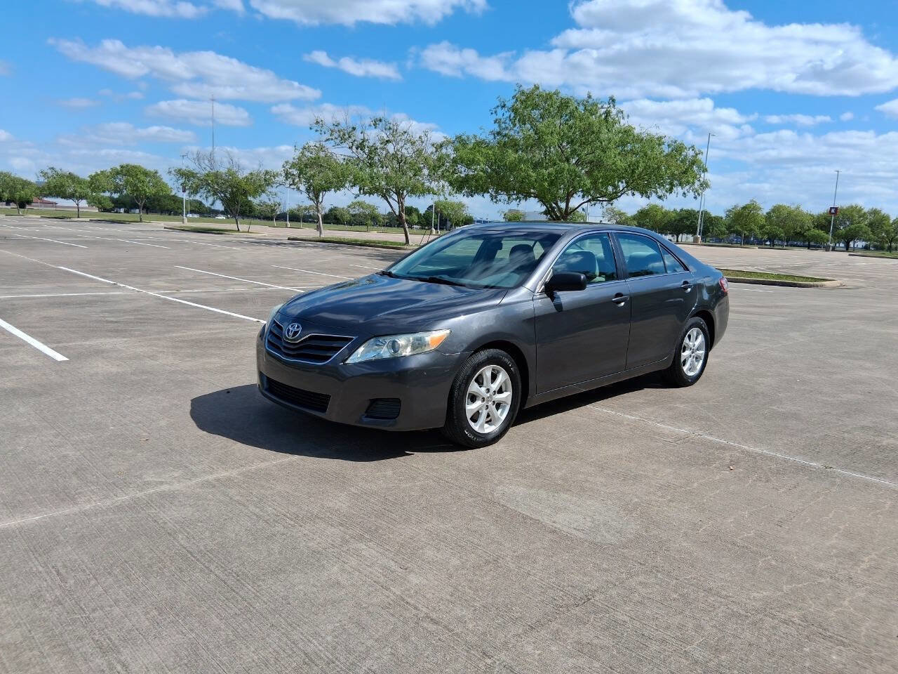 Used 2011 Toyota Camry LE FWD image 2