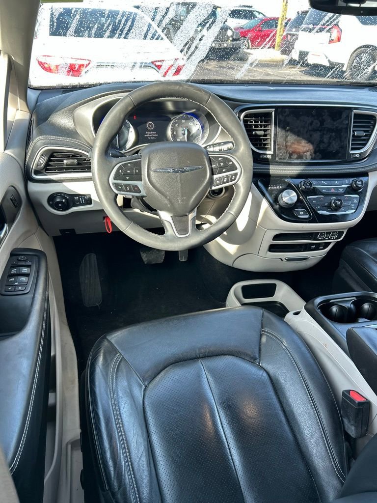 Used 2022 Chrysler Pacifica Touring-L image 5