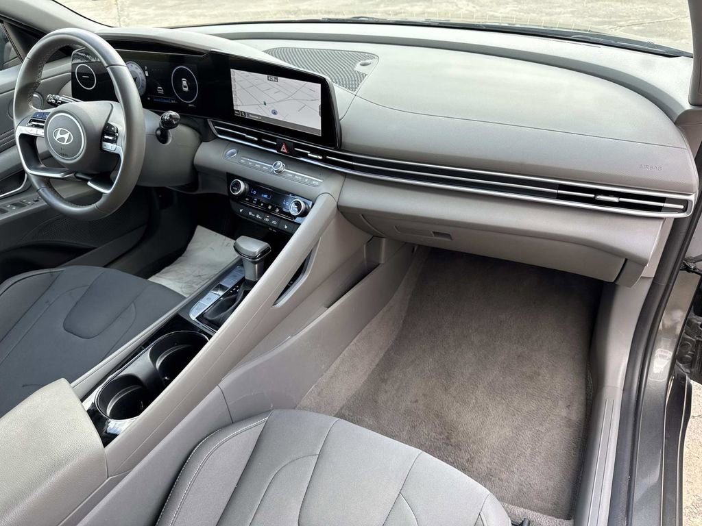 Used 2025 Hyundai Elantra SEL image 27