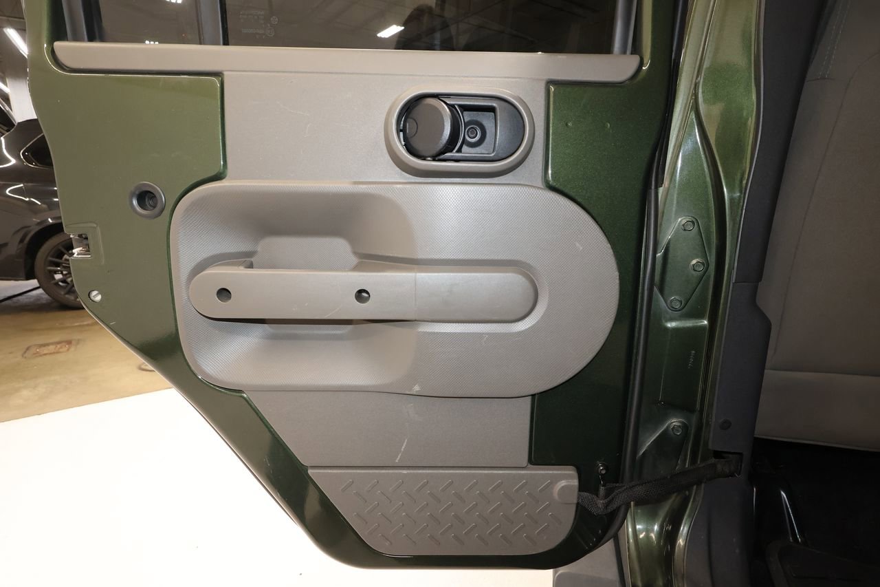 Used 2007 Jeep Wrangler Unlimited Sahara w/ Dual Top Group image 11