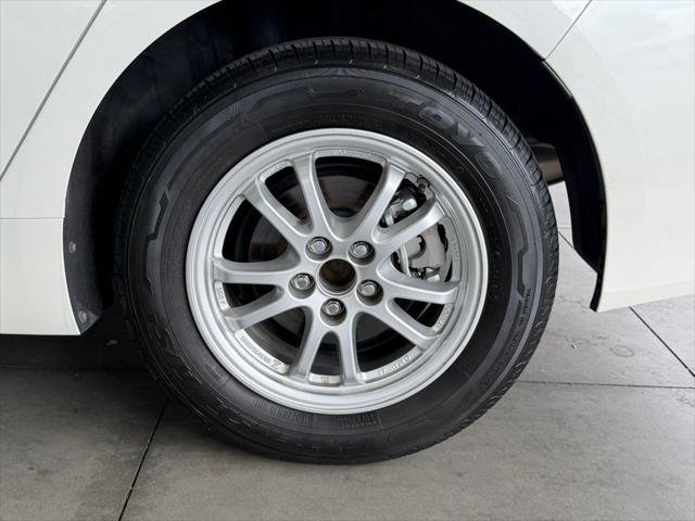 Certified 2019 Toyota Prius L Eco FWD image 16