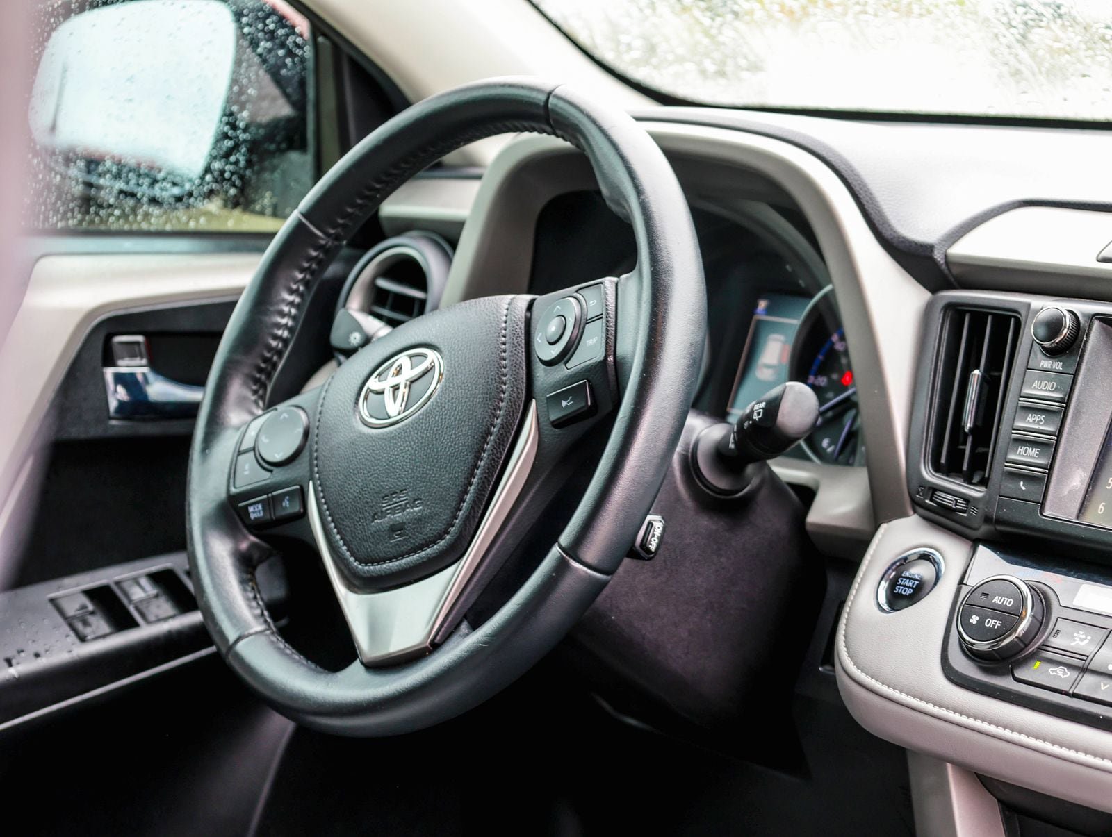 Used 2018 Toyota RAV4 XLE FWD image 11