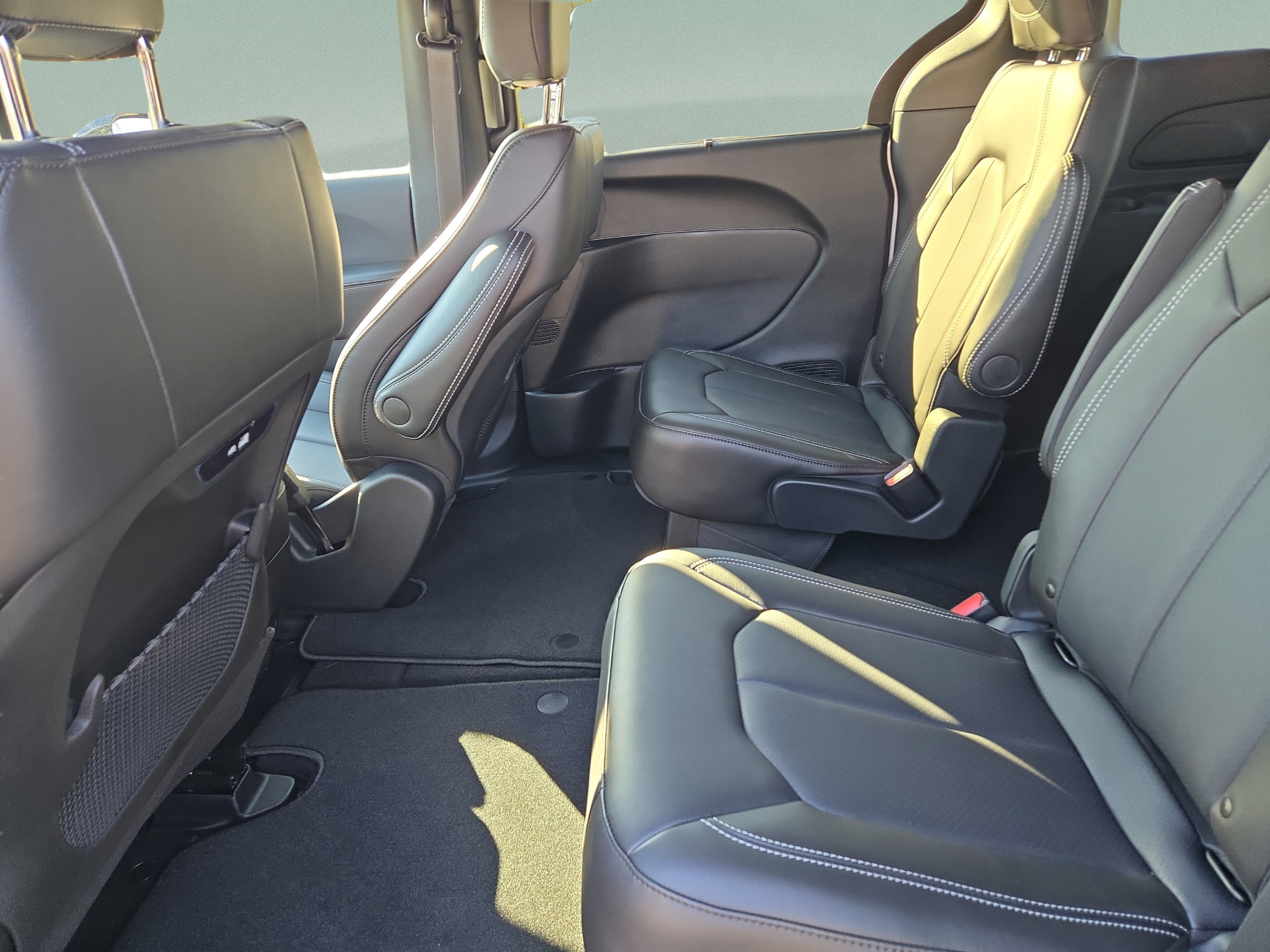 New 2026 Chrysler Pacifica Select FWD image 17