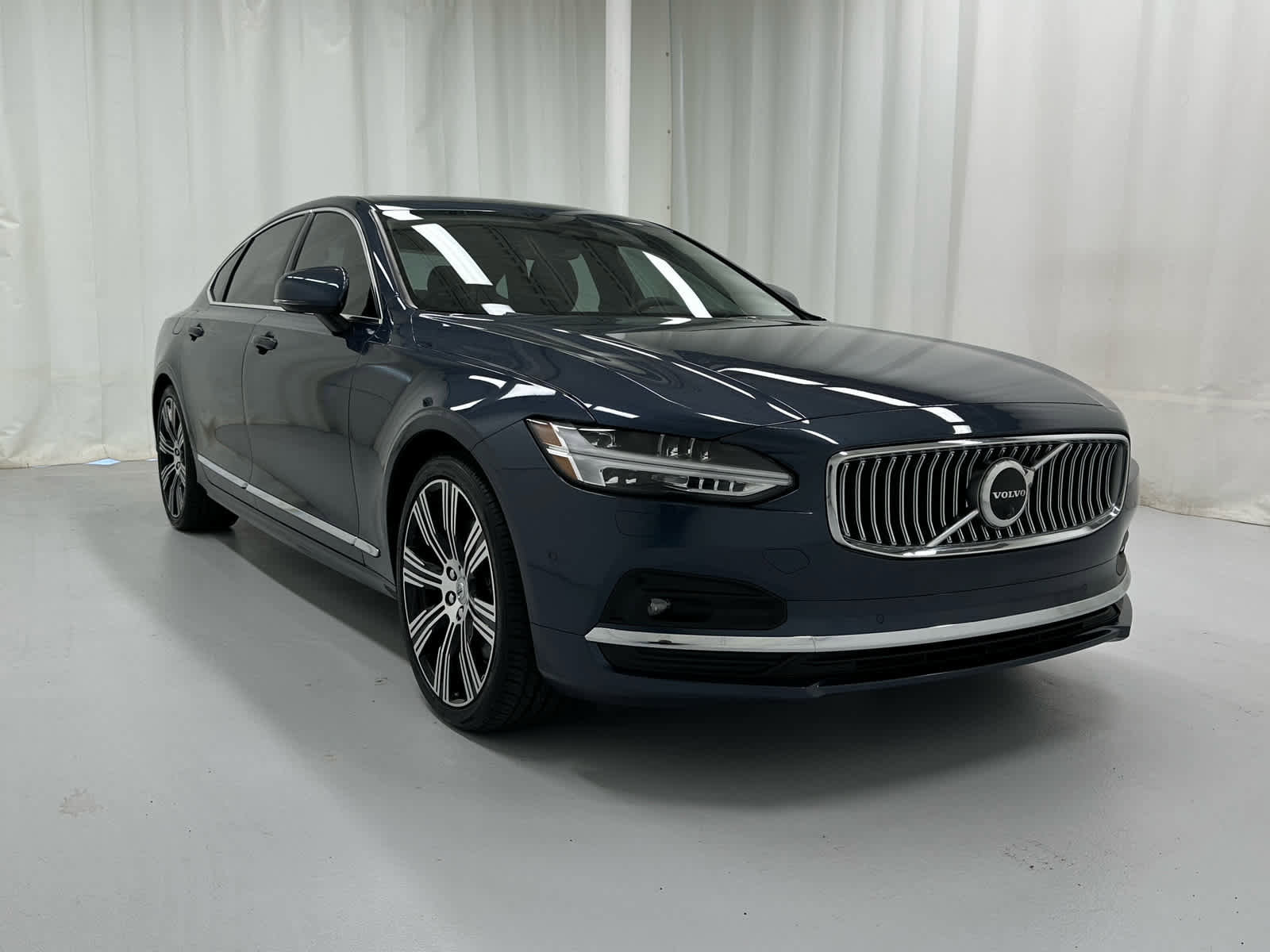 Used 2023 Volvo S90 B6 Plus AWD/4WD image 2