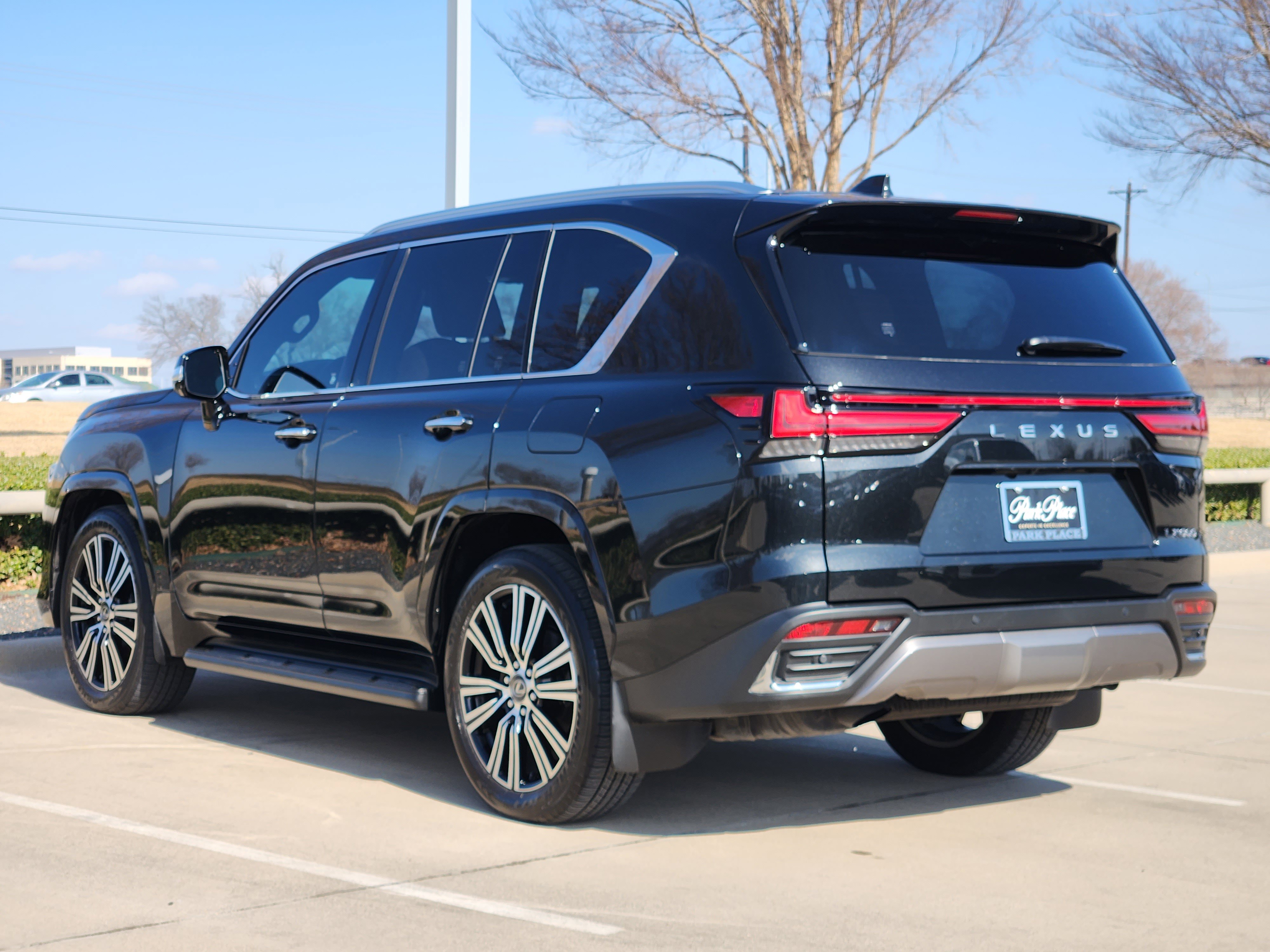 Used 2025 Lexus LX 600 4WD w/ Luxury Package image 4