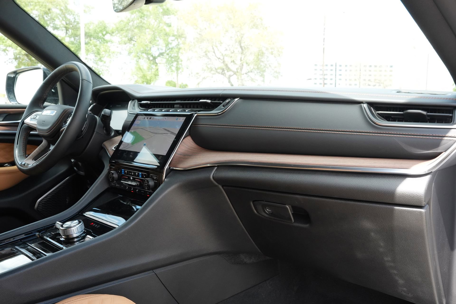 Used 2025 Jeep Grand Cherokee Summit image 25